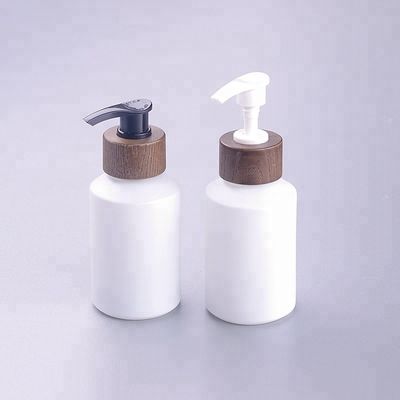200ml斜めの肩は木の帽子によって白いガラスのタケ化粧品の瓶に塗った