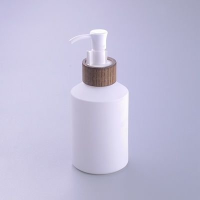 200ml斜めの肩は木の帽子によって白いガラスのタケ化粧品の瓶に塗った