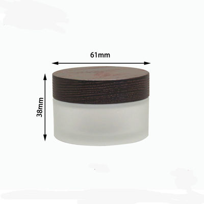 ブラウンの木のふたのクリームが付いている15g 30g 50gの斜めの肩のガラス化粧品の瓶