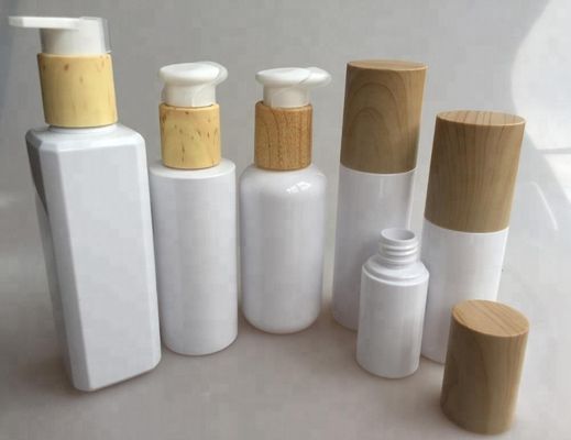 木製のタケ帽子が付いているプラスチック化粧品セットのびんのスキン ケアの水差しをかわいがりなさい
