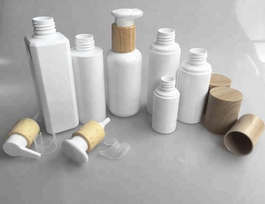 木製のタケ帽子が付いているプラスチック化粧品セットのびんのスキン ケアの水差しをかわいがりなさい
