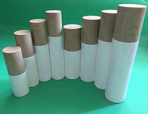 木製のタケ帽子が付いているプラスチック化粧品セットのびんのスキン ケアの水差しをかわいがりなさい
