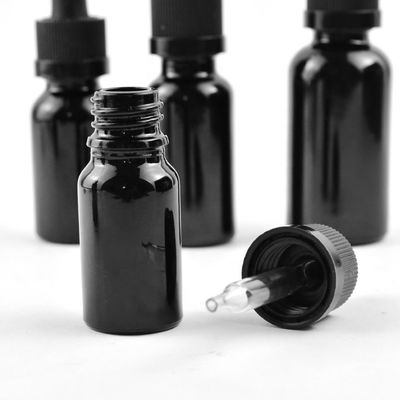 マットはCRの点滴器の帽子のびんによって黒い精油のガラス ビンを曇らした